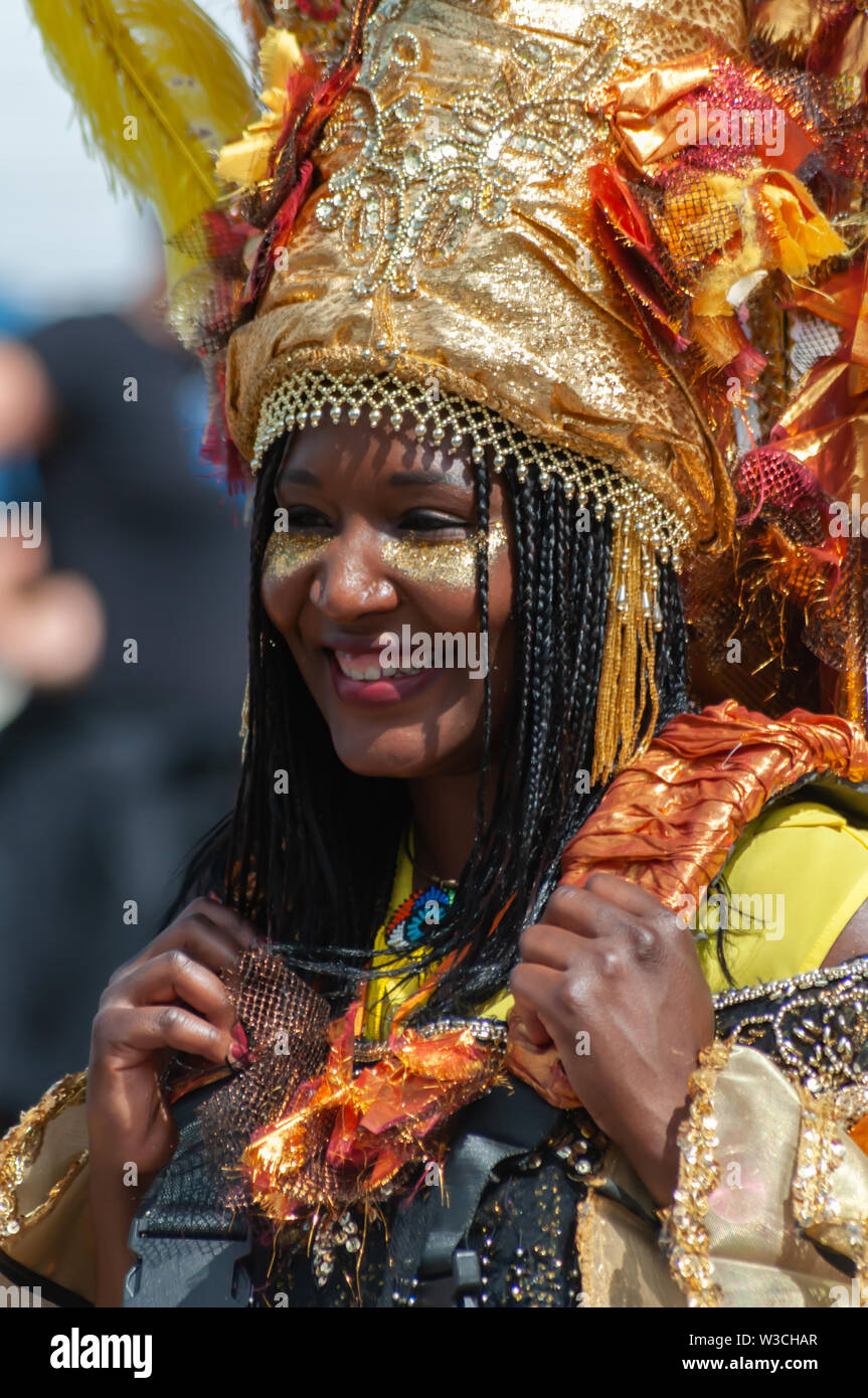 Edinburgh, Ecosse, Royaume-Uni. 14 juillet, 2019. Un artiste au Festival d'Édimbourg, dont les musiciens, danseurs, acrobates, des numéros de cirque, de marionnettes, théâtre de rue et dragons chinois en provenance de nombreux pays à travers le monde. Le défilé s'est rendu en bas de la Butte et le long de l'extrémité ouest de Princes Street avec des spectacles au kiosque de Ross dans les jardins de Princes Street. Credit : Skully/Alamy Live News Banque D'Images