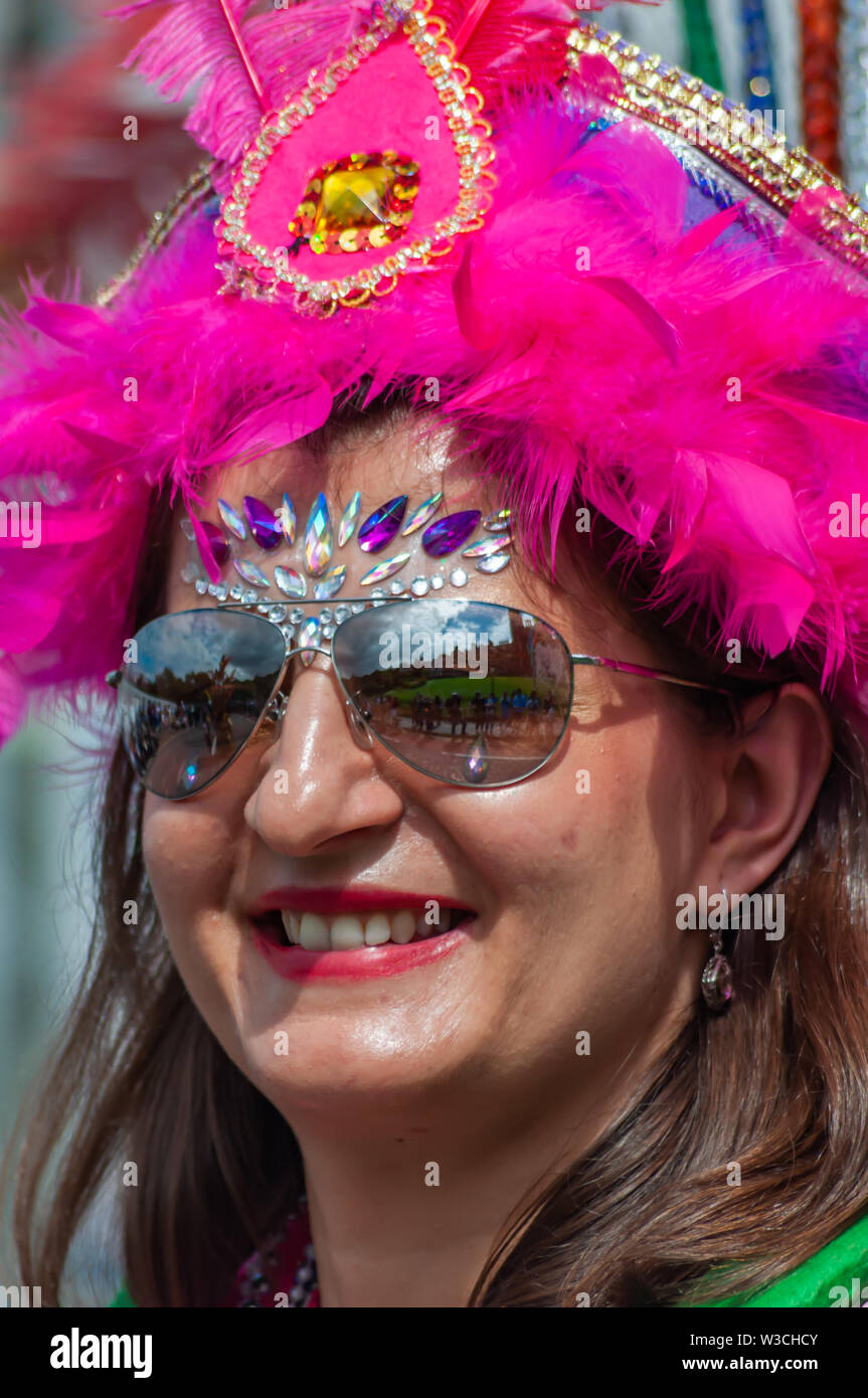 Edinburgh, Ecosse, Royaume-Uni. 14 juillet, 2019. Un artiste au Festival d'Édimbourg, dont les musiciens, danseurs, acrobates, des numéros de cirque, de marionnettes, théâtre de rue et dragons chinois en provenance de nombreux pays à travers le monde. Le défilé s'est rendu en bas de la Butte et le long de l'extrémité ouest de Princes Street avec des spectacles au kiosque de Ross dans les jardins de Princes Street. Credit : Skully/Alamy Live News Banque D'Images