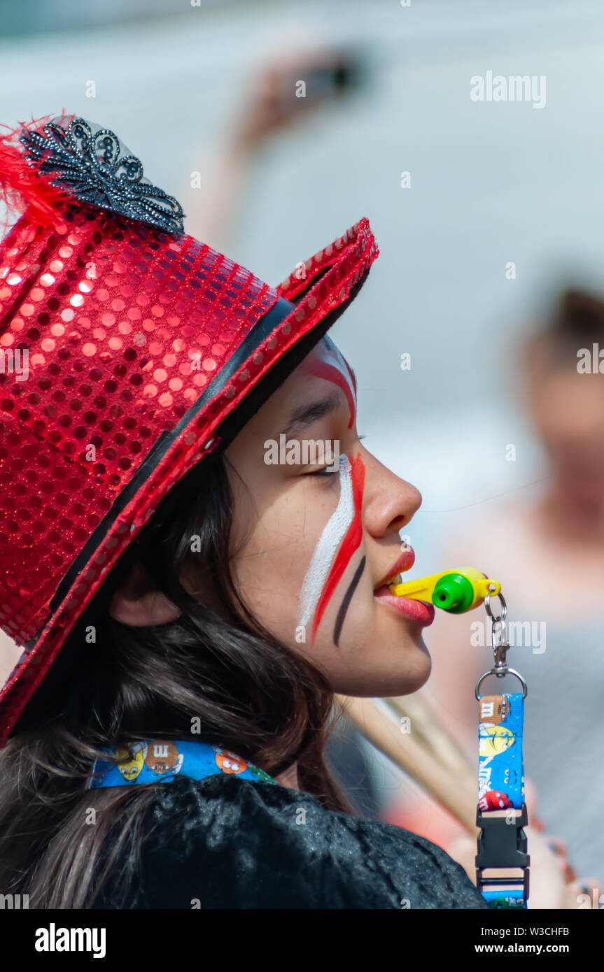 Edinburgh, Ecosse, Royaume-Uni. 14 juillet, 2019. Un artiste au Festival d'Édimbourg, dont les musiciens, danseurs, acrobates, des numéros de cirque, de marionnettes, théâtre de rue et dragons chinois en provenance de nombreux pays à travers le monde. Le défilé s'est rendu en bas de la Butte et le long de l'extrémité ouest de Princes Street avec des spectacles au kiosque de Ross dans les jardins de Princes Street. Credit : Skully/Alamy Live News Banque D'Images