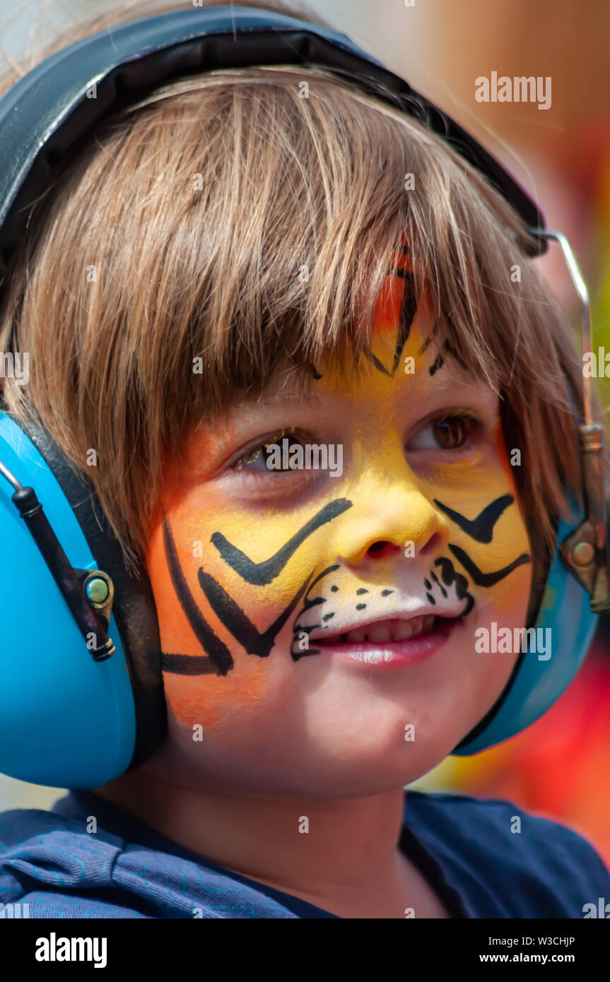 Edinburgh, Ecosse, Royaume-Uni. 14 juillet, 2019. Un artiste au Festival d'Édimbourg, dont les musiciens, danseurs, acrobates, des numéros de cirque, de marionnettes, théâtre de rue et dragons chinois en provenance de nombreux pays à travers le monde. Le défilé s'est rendu en bas de la Butte et le long de l'extrémité ouest de Princes Street avec des spectacles au kiosque de Ross dans les jardins de Princes Street. Credit : Skully/Alamy Live News Banque D'Images