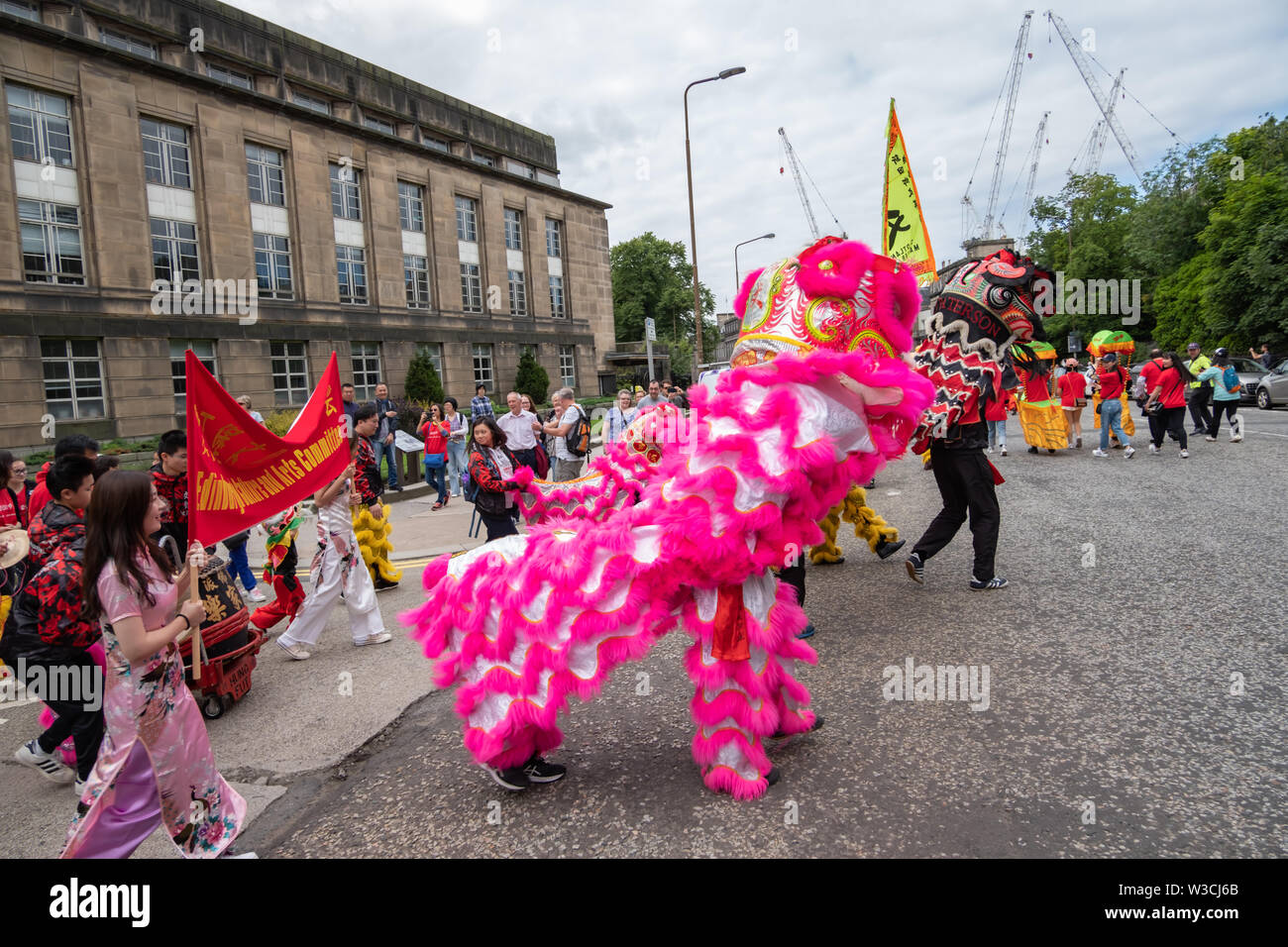 Edinburgh, Ecosse, Royaume-Uni. 14 juillet, 2019. Artistes interprètes ou exécutants dans l'Edinburgh Festival, dont des musiciens, des danseurs, des acrobates, des numéros de cirque, de marionnettes, théâtre de rue et dragons chinois en provenance de nombreux pays à travers le monde. Le défilé s'est rendu en bas de la Butte et le long de l'extrémité ouest de Princes Street avec des spectacles au kiosque de Ross dans les jardins de Princes Street. Credit : Skully/Alamy Live News Banque D'Images