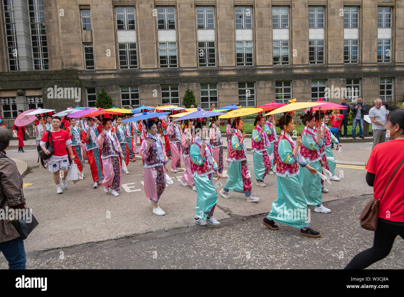 Edinburgh, Ecosse, Royaume-Uni. 14 juillet, 2019. Artistes interprètes ou exécutants dans l'Edinburgh Festival, dont des musiciens, des danseurs, des acrobates, des numéros de cirque, de marionnettes, théâtre de rue et dragons chinois en provenance de nombreux pays à travers le monde. Le défilé s'est rendu en bas de la Butte et le long de l'extrémité ouest de Princes Street avec des spectacles au kiosque de Ross dans les jardins de Princes Street. Credit : Skully/Alamy Live News Banque D'Images