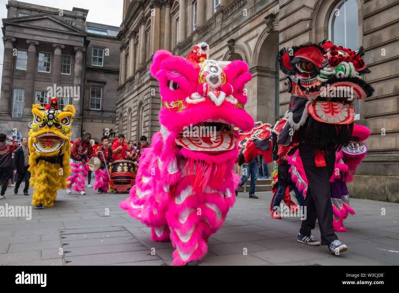 Edinburgh, Ecosse, Royaume-Uni. 14 juillet, 2019. Artistes interprètes ou exécutants dans l'Edinburgh Festival, dont des musiciens, des danseurs, des acrobates, des numéros de cirque, de marionnettes, théâtre de rue et dragons chinois en provenance de nombreux pays à travers le monde. Le défilé s'est rendu en bas de la Butte et le long de l'extrémité ouest de Princes Street avec des spectacles au kiosque de Ross dans les jardins de Princes Street. Credit : Skully/Alamy Live News Banque D'Images