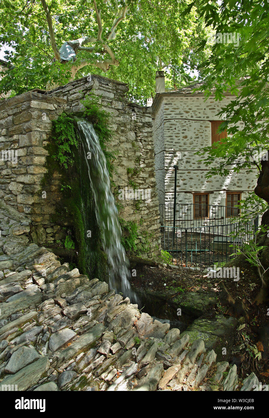 Village de Makrinitsa, dans Pelion Mountain, dans la région de Thessalie, Grèce continentale. Makrinitsa est l'un des plus beaux villages de France. Banque D'Images