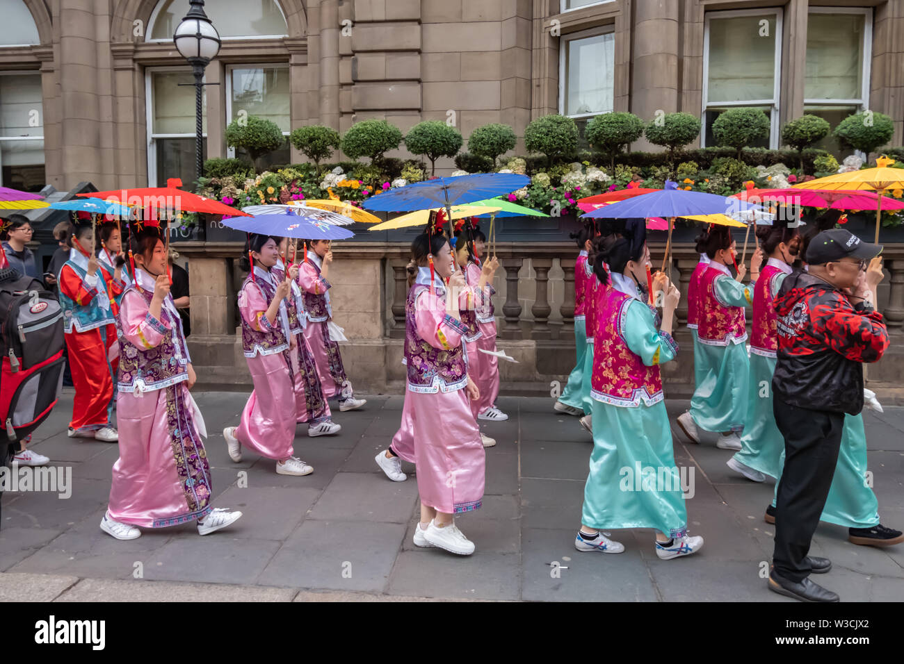 Edinburgh, Ecosse, Royaume-Uni. 14 juillet, 2019. Artistes interprètes ou exécutants dans l'Edinburgh Festival, dont des musiciens, des danseurs, des acrobates, des numéros de cirque, de marionnettes, théâtre de rue et dragons chinois en provenance de nombreux pays à travers le monde. Le défilé s'est rendu en bas de la Butte et le long de l'extrémité ouest de Princes Street avec des spectacles au kiosque de Ross dans les jardins de Princes Street. Credit : Skully/Alamy Live News Banque D'Images