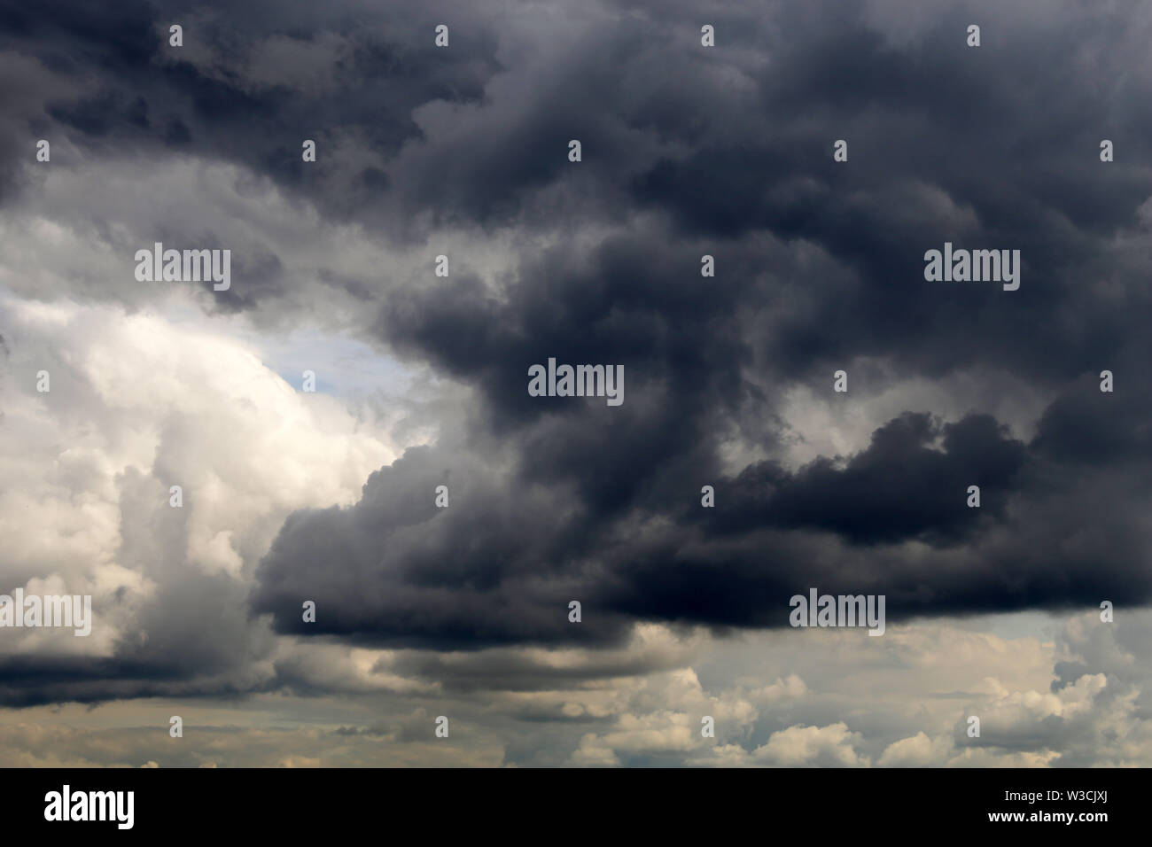 Ciel tempête recouverte de nuages cumulus sombre avant la pluie. Ciel nuageux, couvert sombre jour, belle arrière-plan spectaculaire pour un temps pluvieux Banque D'Images