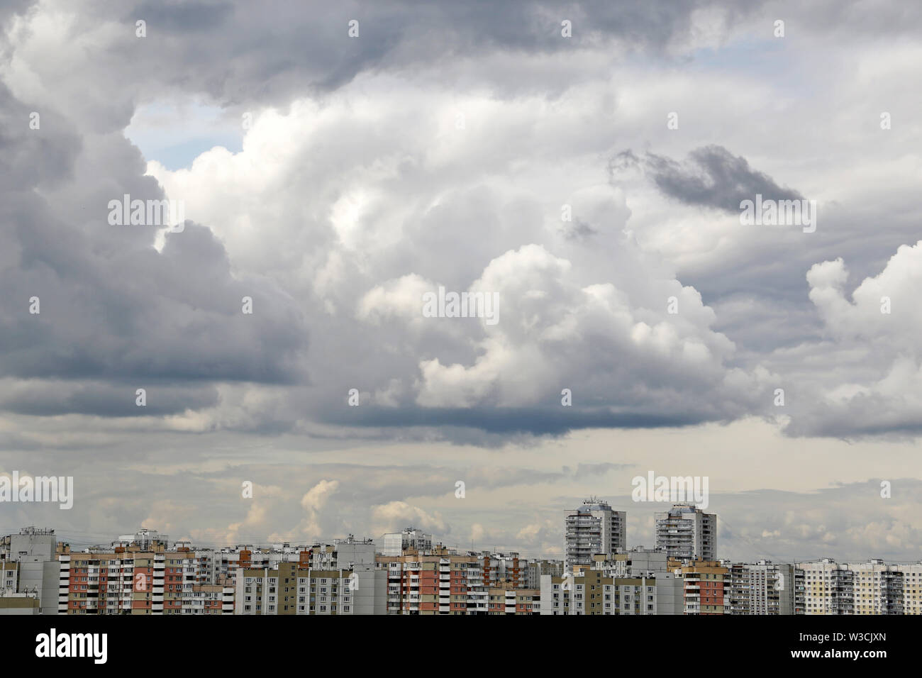 Ciel de tempête sur la ville de bâtiments couverts de nuages cumulus sombre avant la pluie. Paysage urbain à couvert, belle journée d'arrière-plan dramatique Banque D'Images