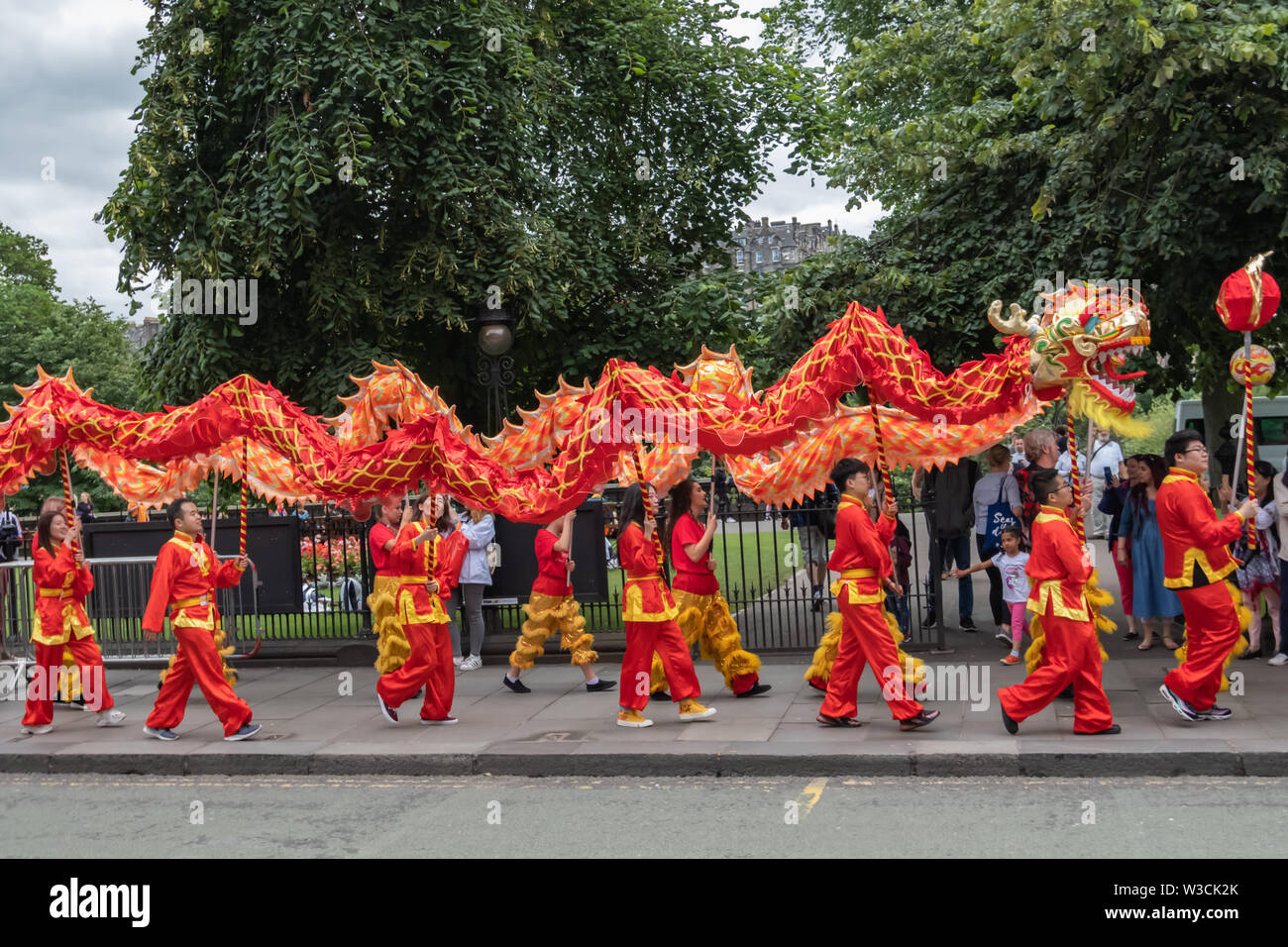 Edinburgh, Ecosse, Royaume-Uni. 14 juillet, 2019. Artistes interprètes ou exécutants dans l'Edinburgh Festival, dont des musiciens, des danseurs, des acrobates, des numéros de cirque, de marionnettes, théâtre de rue et dragons chinois en provenance de nombreux pays à travers le monde. Le défilé s'est rendu en bas de la Butte et le long de l'extrémité ouest de Princes Street avec des spectacles au kiosque de Ross dans les jardins de Princes Street. Credit : Skully/Alamy Live News Banque D'Images