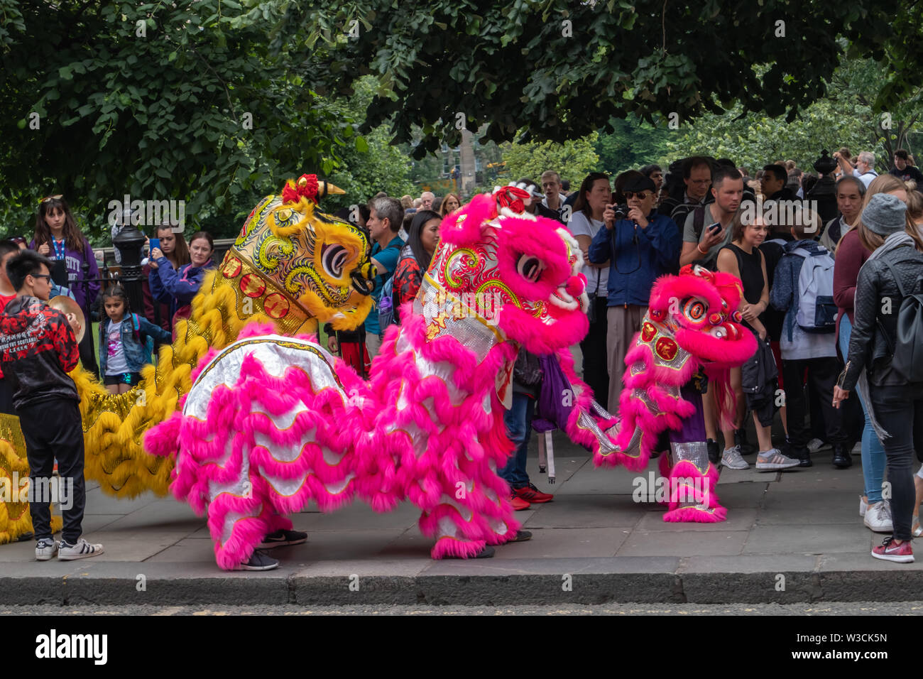 Edinburgh, Ecosse, Royaume-Uni. 14 juillet, 2019. Artistes interprètes ou exécutants dans l'Edinburgh Festival, dont des musiciens, des danseurs, des acrobates, des numéros de cirque, de marionnettes, théâtre de rue et dragons chinois en provenance de nombreux pays à travers le monde. Le défilé s'est rendu en bas de la Butte et le long de l'extrémité ouest de Princes Street avec des spectacles au kiosque de Ross dans les jardins de Princes Street. Credit : Skully/Alamy Live News Banque D'Images