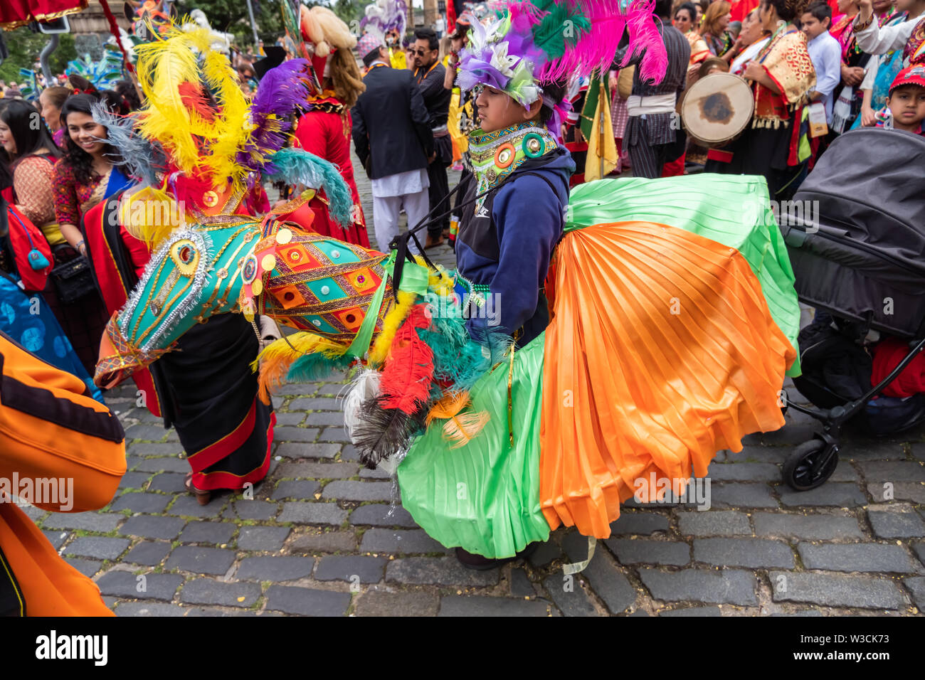Edinburgh, Ecosse, Royaume-Uni. 14 juillet, 2019. Artistes interprètes ou exécutants dans l'Edinburgh Festival, dont des musiciens, des danseurs, des acrobates, des numéros de cirque, de marionnettes, théâtre de rue et dragons chinois en provenance de nombreux pays à travers le monde. Le défilé s'est rendu en bas de la Butte et le long de l'extrémité ouest de Princes Street avec des spectacles au kiosque de Ross dans les jardins de Princes Street. Credit : Skully/Alamy Live News Banque D'Images