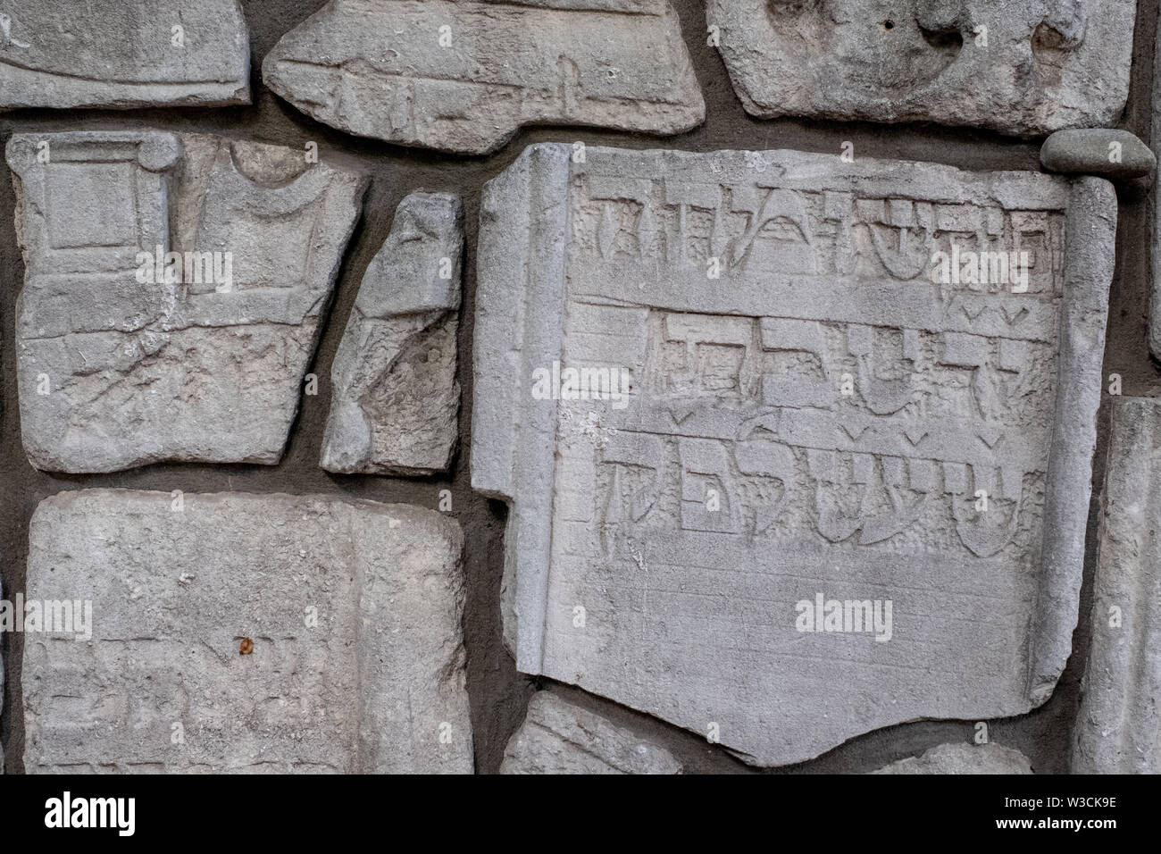 Mur composé de fragments, dans le cimetière Remu / Remah cimetière sur la rue Szeroka dans Kazimierz, le quartier juif historique de Cracovie, Pologne. Banque D'Images