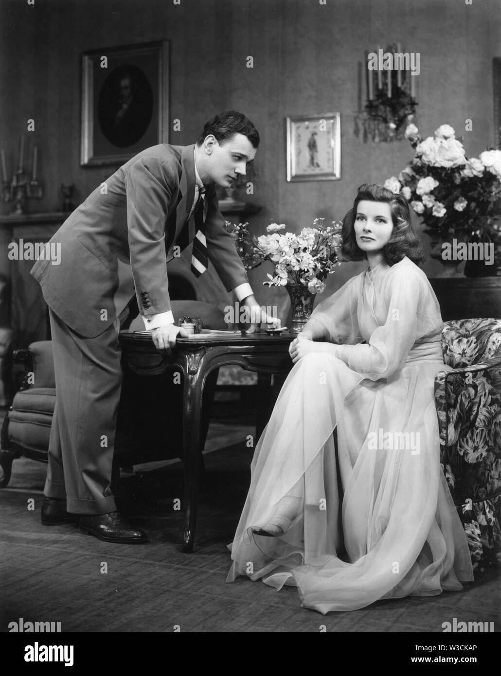 JOSEPH COTTEN et Katharine Hepburn dans L'HISTOIRE DE PHILADELPHIE 1939 écrit par Philip Barry réalisateur Robert B. Sinclair Settings Robert Edmond Jones Theatre Guild Production sur scène au Shubert Theatre Photo par Vandamm Studio New York Banque D'Images