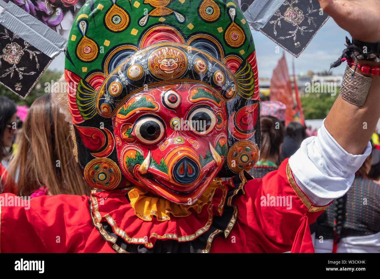 Edinburgh, Ecosse, Royaume-Uni. 14 juillet, 2019. Un artiste au Festival d'Édimbourg, dont les musiciens, danseurs, acrobates, des numéros de cirque, de marionnettes, théâtre de rue et dragons chinois en provenance de nombreux pays à travers le monde. Le défilé s'est rendu en bas de la Butte et le long de l'extrémité ouest de Princes Street avec des spectacles au kiosque de Ross dans les jardins de Princes Street. Credit : Skully/Alamy Live News Banque D'Images
