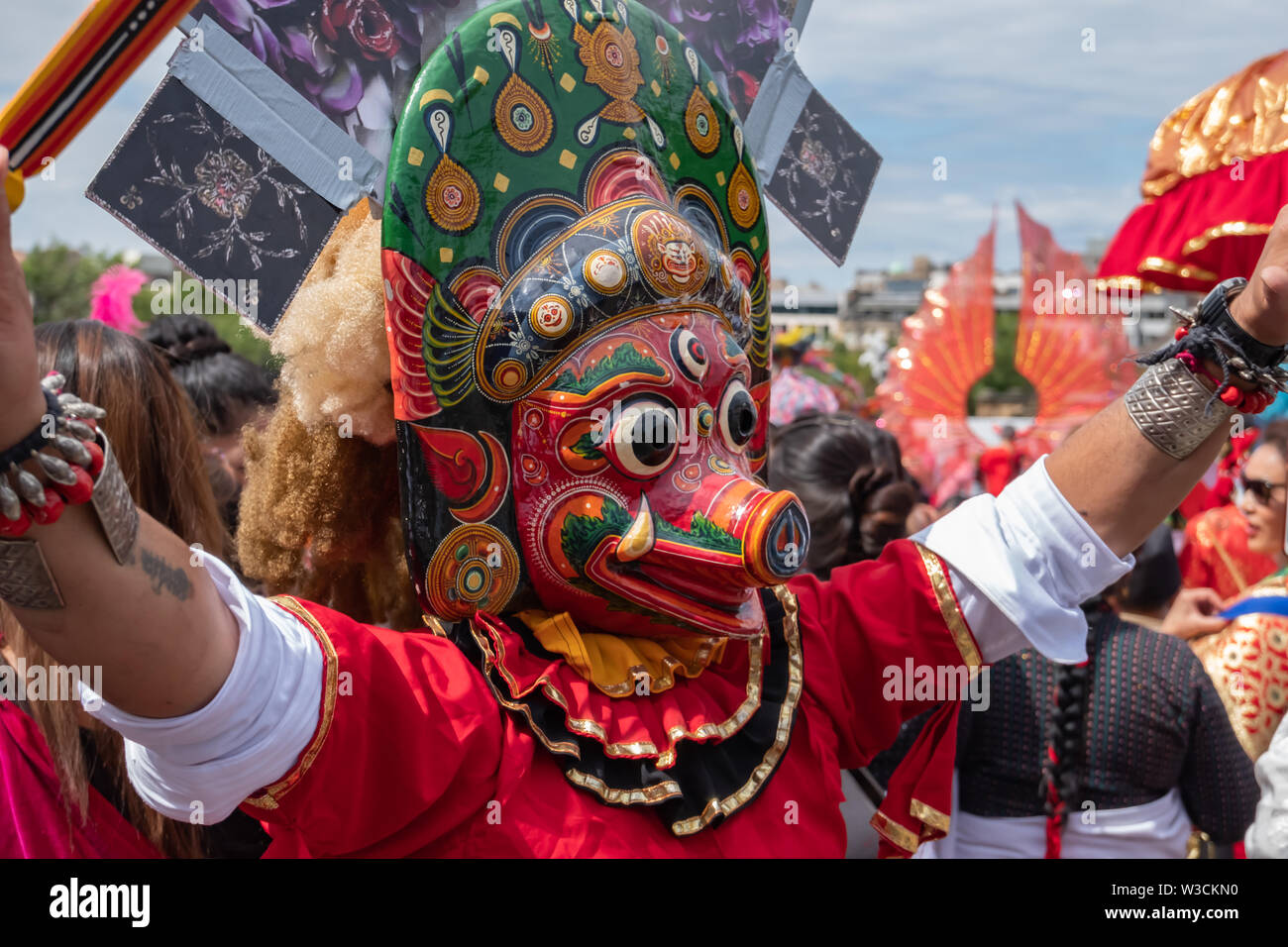Edinburgh, Ecosse, Royaume-Uni. 14 juillet, 2019. Un artiste au Festival d'Édimbourg, dont les musiciens, danseurs, acrobates, des numéros de cirque, de marionnettes, théâtre de rue et dragons chinois en provenance de nombreux pays à travers le monde. Le défilé s'est rendu en bas de la Butte et le long de l'extrémité ouest de Princes Street avec des spectacles au kiosque de Ross dans les jardins de Princes Street. Credit : Skully/Alamy Live News Banque D'Images