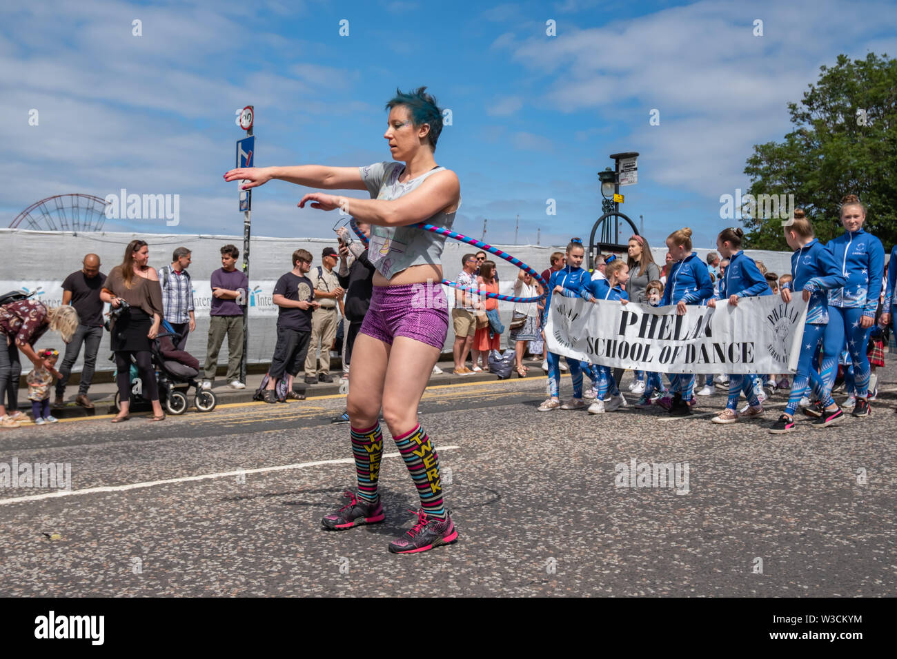 Edinburgh, Ecosse, Royaume-Uni. 14 juillet, 2019. Artistes interprètes ou exécutants dans l'Edinburgh Festival, dont des musiciens, des danseurs, des acrobates, des numéros de cirque, de marionnettes, théâtre de rue et dragons chinois en provenance de nombreux pays à travers le monde. Le défilé s'est rendu en bas de la Butte et le long de l'extrémité ouest de Princes Street avec des spectacles au kiosque de Ross dans les jardins de Princes Street. Credit : Skully/Alamy Live News Banque D'Images