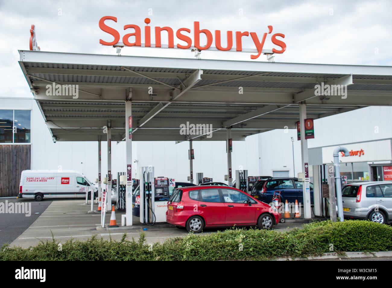 La station-service de Sainsburys est équipée de véhicules destinés au carburant à Croydon, Londres Banque D'Images
