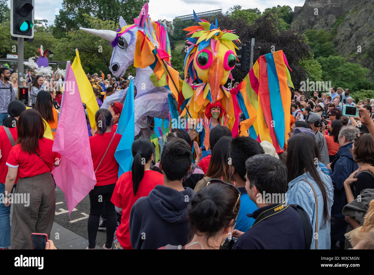 Edinburgh, Ecosse, Royaume-Uni. 14 juillet, 2019. Artistes interprètes ou exécutants dans l'Edinburgh Festival, dont des musiciens, des danseurs, des acrobates, des numéros de cirque, de marionnettes, théâtre de rue et dragons chinois en provenance de nombreux pays à travers le monde. Le défilé s'est rendu en bas de la Butte et le long de l'extrémité ouest de Princes Street avec des spectacles au kiosque de Ross dans les jardins de Princes Street. Credit : Skully/Alamy Live News Banque D'Images