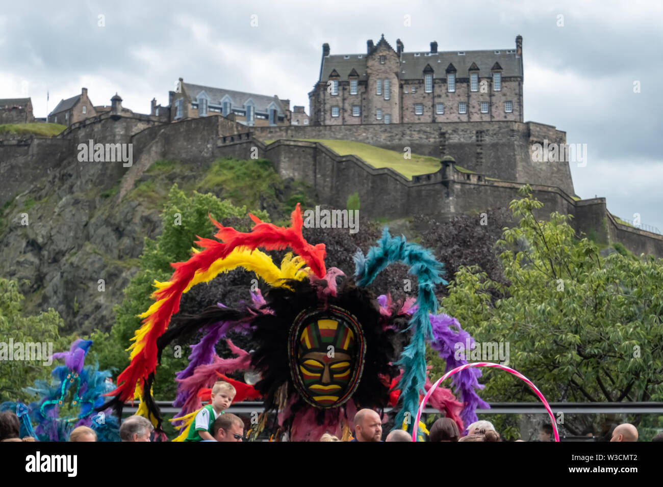 Edinburgh, Ecosse, Royaume-Uni. 14 juillet, 2019. Artistes interprètes ou exécutants dans l'Edinburgh Festival, dont des musiciens, des danseurs, des acrobates, des numéros de cirque, de marionnettes, théâtre de rue et dragons chinois en provenance de nombreux pays à travers le monde. Le défilé s'est rendu en bas de la Butte et le long de l'extrémité ouest de Princes Street avec des spectacles au kiosque de Ross dans les jardins de Princes Street. Credit : Skully/Alamy Live News Banque D'Images