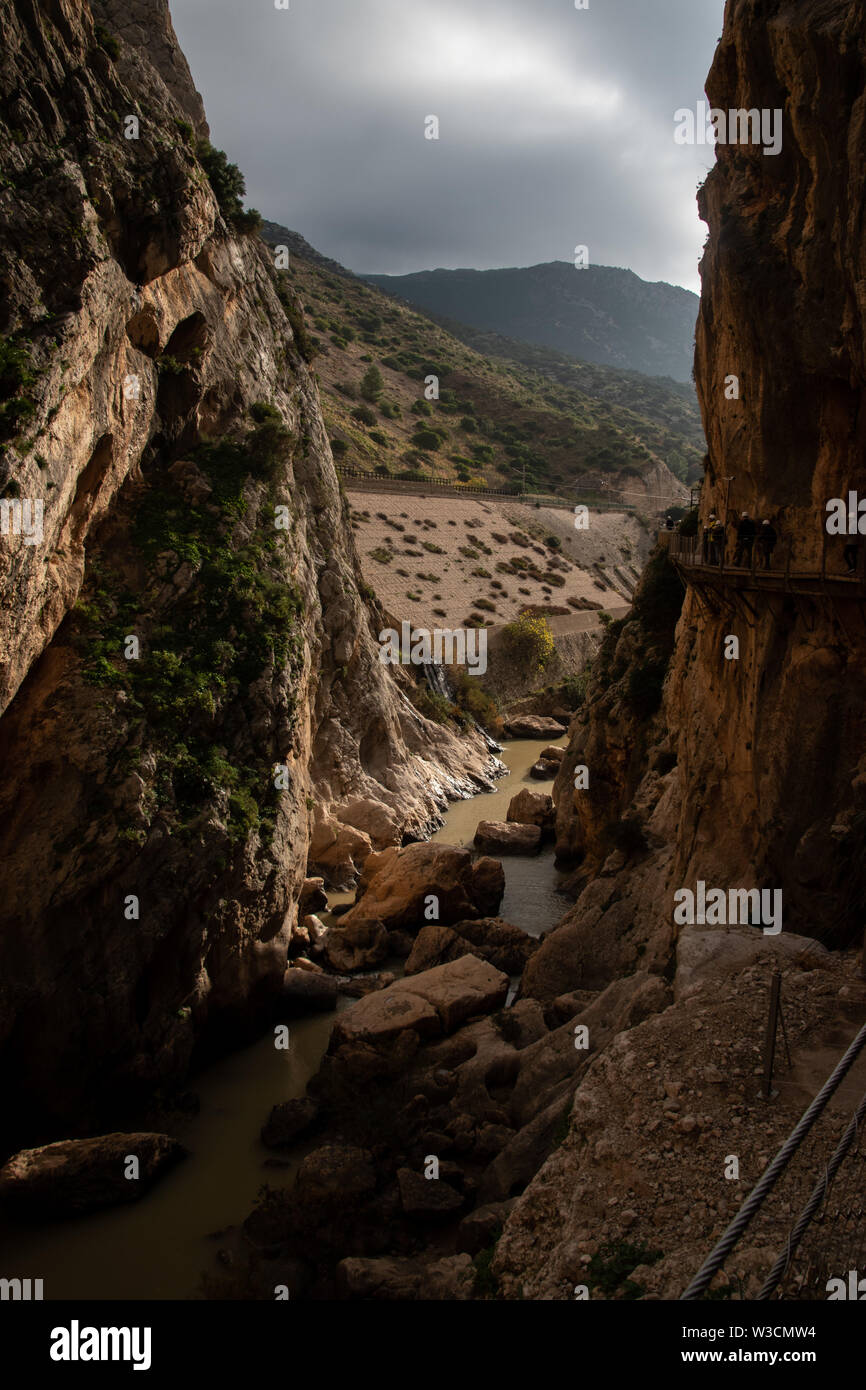 Une petite partie de l'El Caminito del Rey à Malaga, Espagne est une passerelle coincé le long des parois d'une gorge étroite à El Chorro Banque D'Images