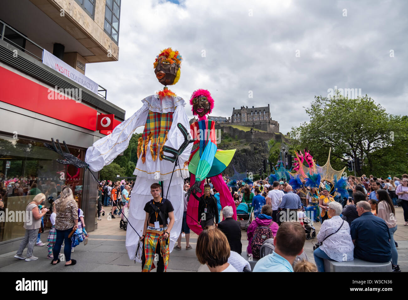 Edinburgh, Ecosse, Royaume-Uni. 14 juillet, 2019. Artistes interprètes ou exécutants dans l'Edinburgh Festival, dont des musiciens, des danseurs, des acrobates, des numéros de cirque, de marionnettes, théâtre de rue et dragons chinois en provenance de nombreux pays à travers le monde. Le défilé s'est rendu en bas de la Butte et le long de l'extrémité ouest de Princes Street avec des spectacles au kiosque de Ross dans les jardins de Princes Street. Credit : Skully/Alamy Live News Banque D'Images