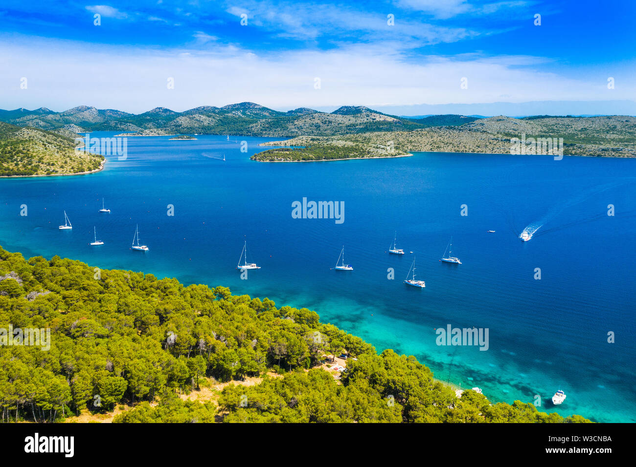 Vue aérienne de la baie bleue et de petites îles dans la nature park Telascica, Croatie, Dugi otok, yachts ancrés sur la rive Banque D'Images