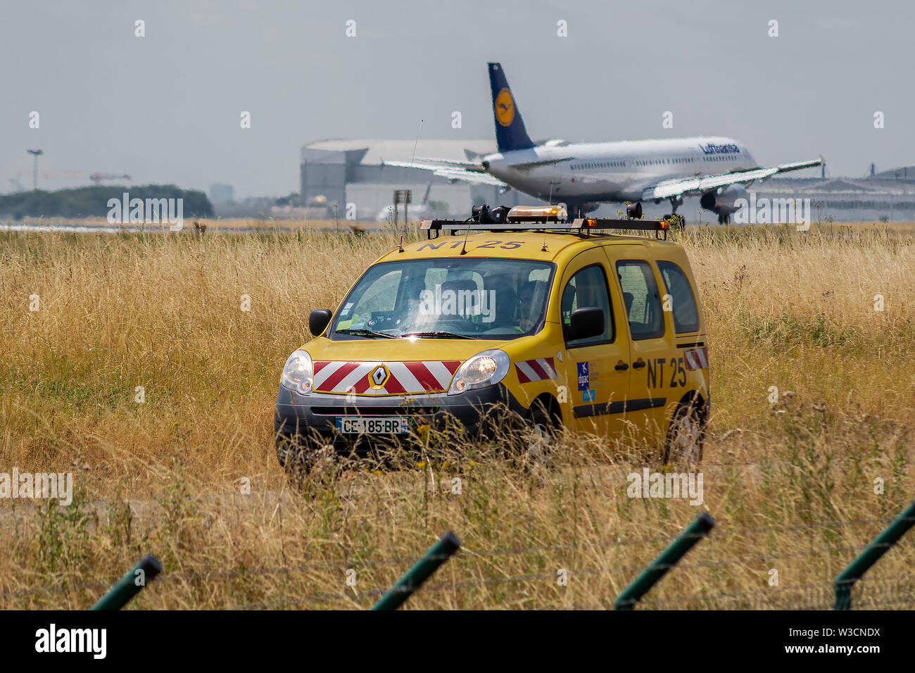 Paris Roissy Charles de Gaulle Airport service véhicule sur une visite de l'inspection des installations Banque D'Images