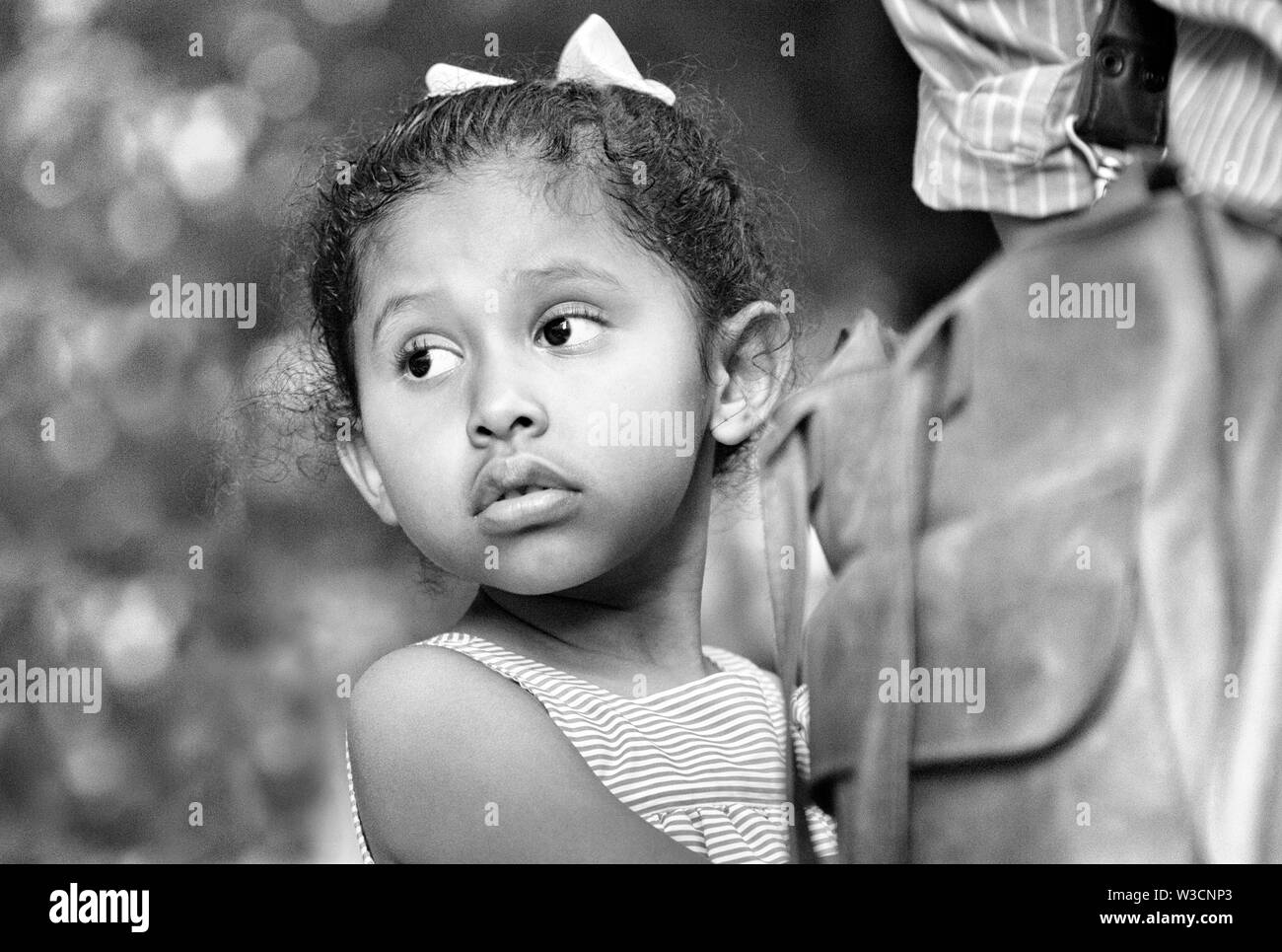 Une fille Hispanique à l'écoute lors d'un rassemblement pour les immigrants, les lumières de la liberté et de démonstration en vigile Asheville, NC, USA. Banque D'Images