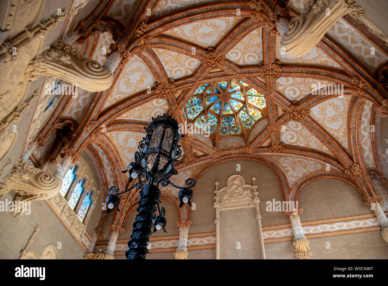 L'interor Recinte modernista de Sant Pau avec son dôme gothique et vitraux Banque D'Images