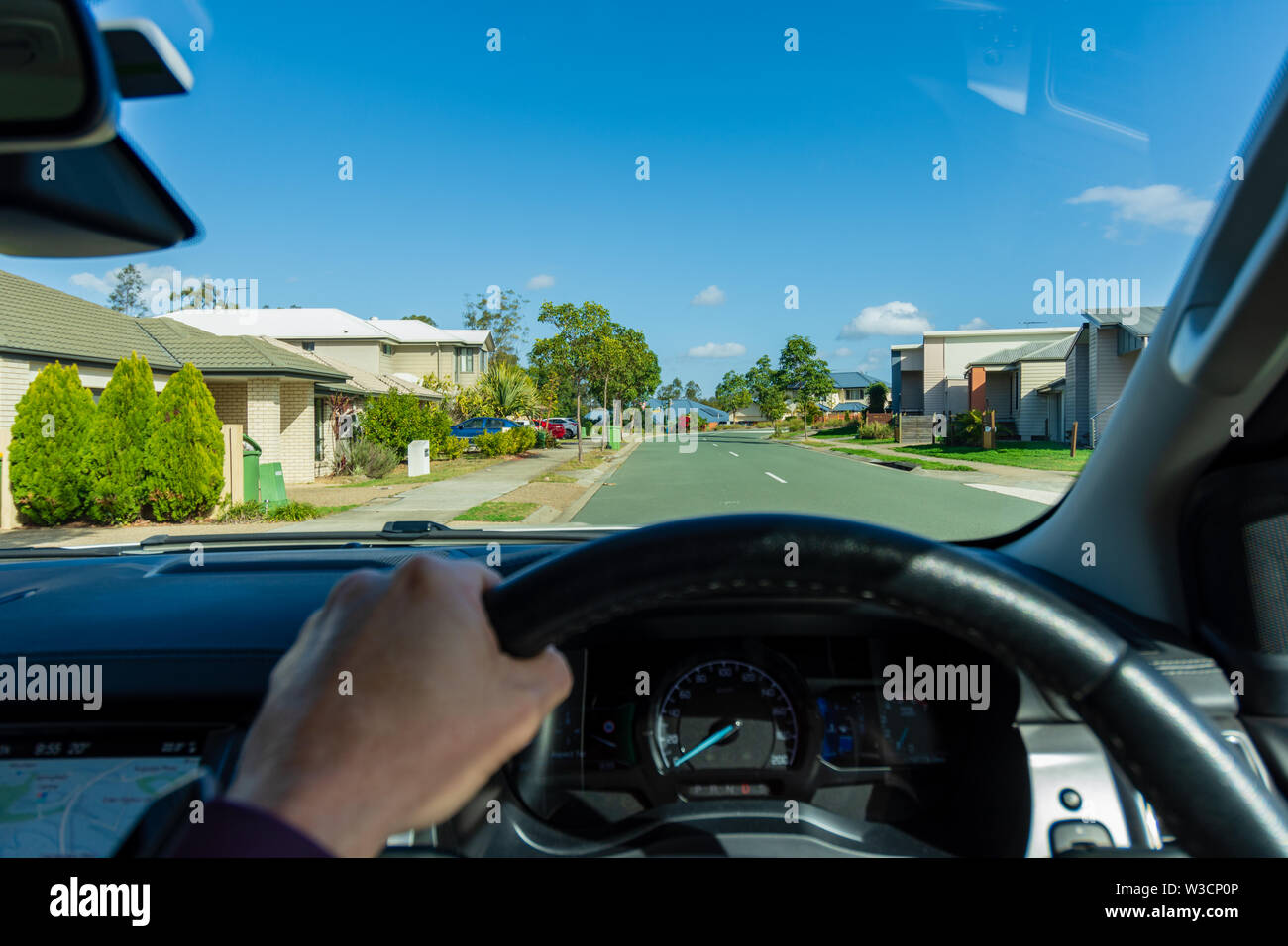 Une vue du conducteur de conduire une voiture à travers les banlieues de l'Australie Banque D'Images