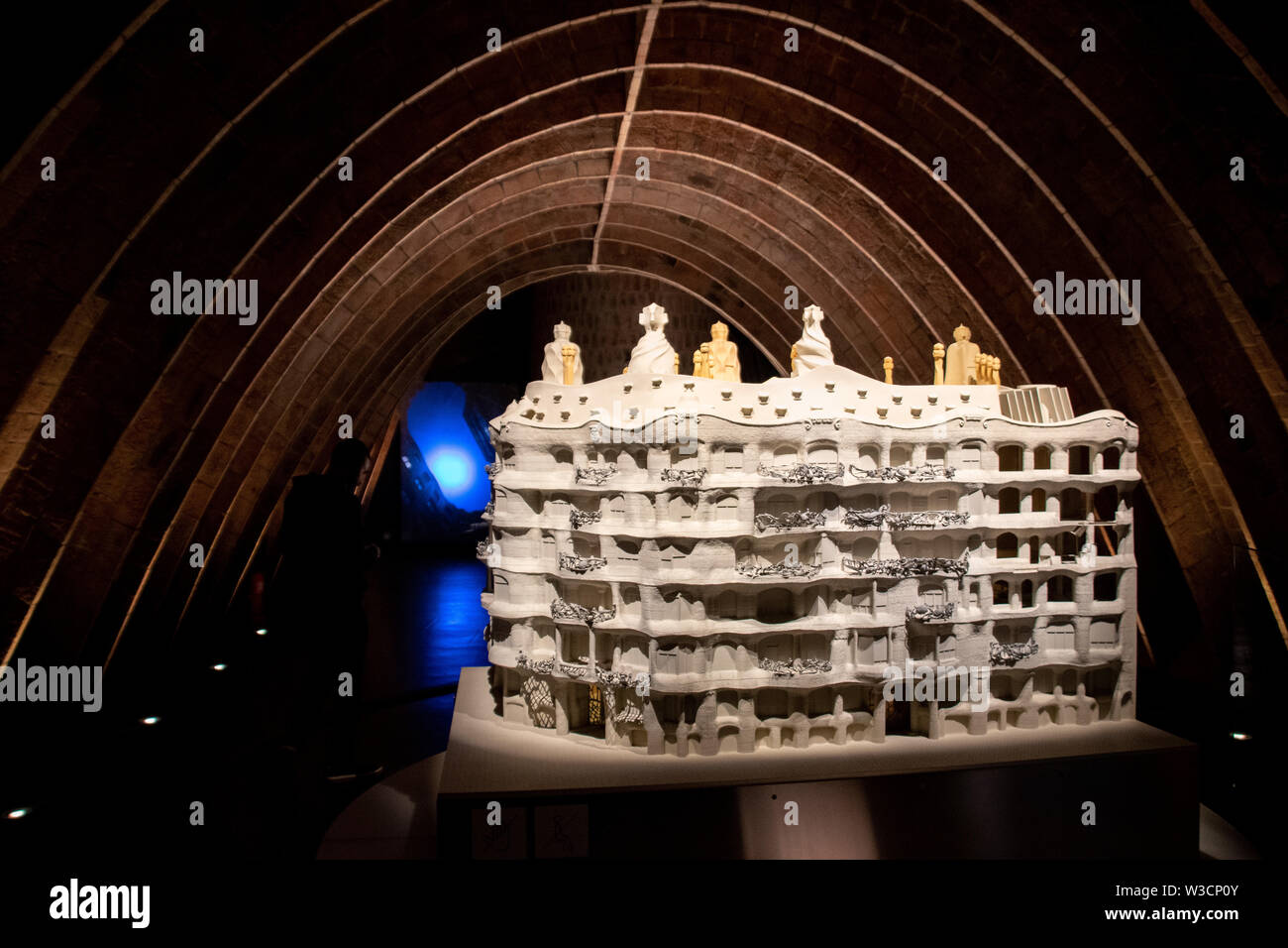 Un modèle à l'échelle de la Casa Mila situé dans une pièce inspirée par un squelette de baleine de Gaudi à Barcelone, Espagne Banque D'Images