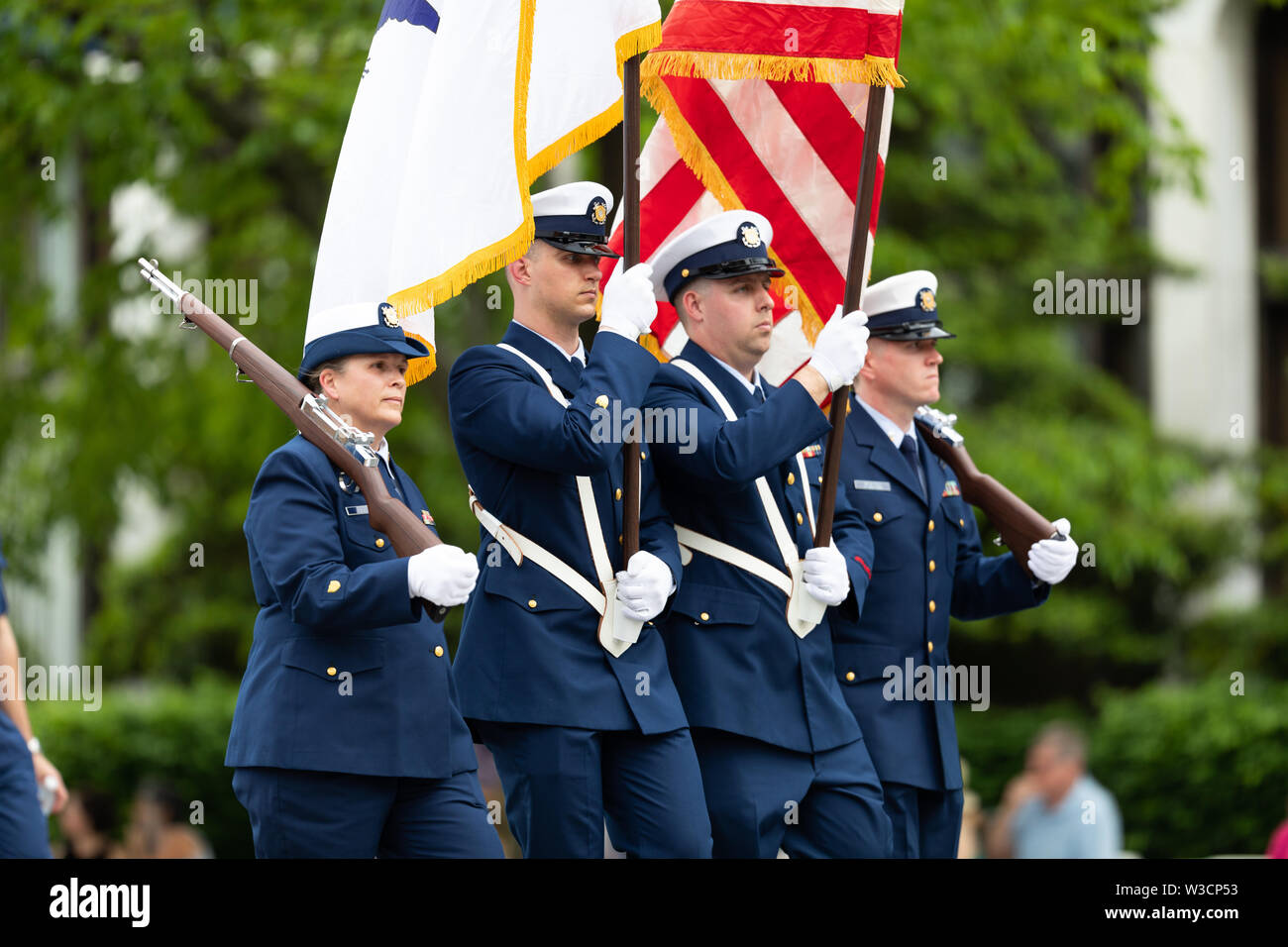 Louisville, Kentucky, USA - 2 mai 2019 : Pegasus le défilé, les membres de l'United States Coast Guard, marchant dans la rue pendant la parade Banque D'Images