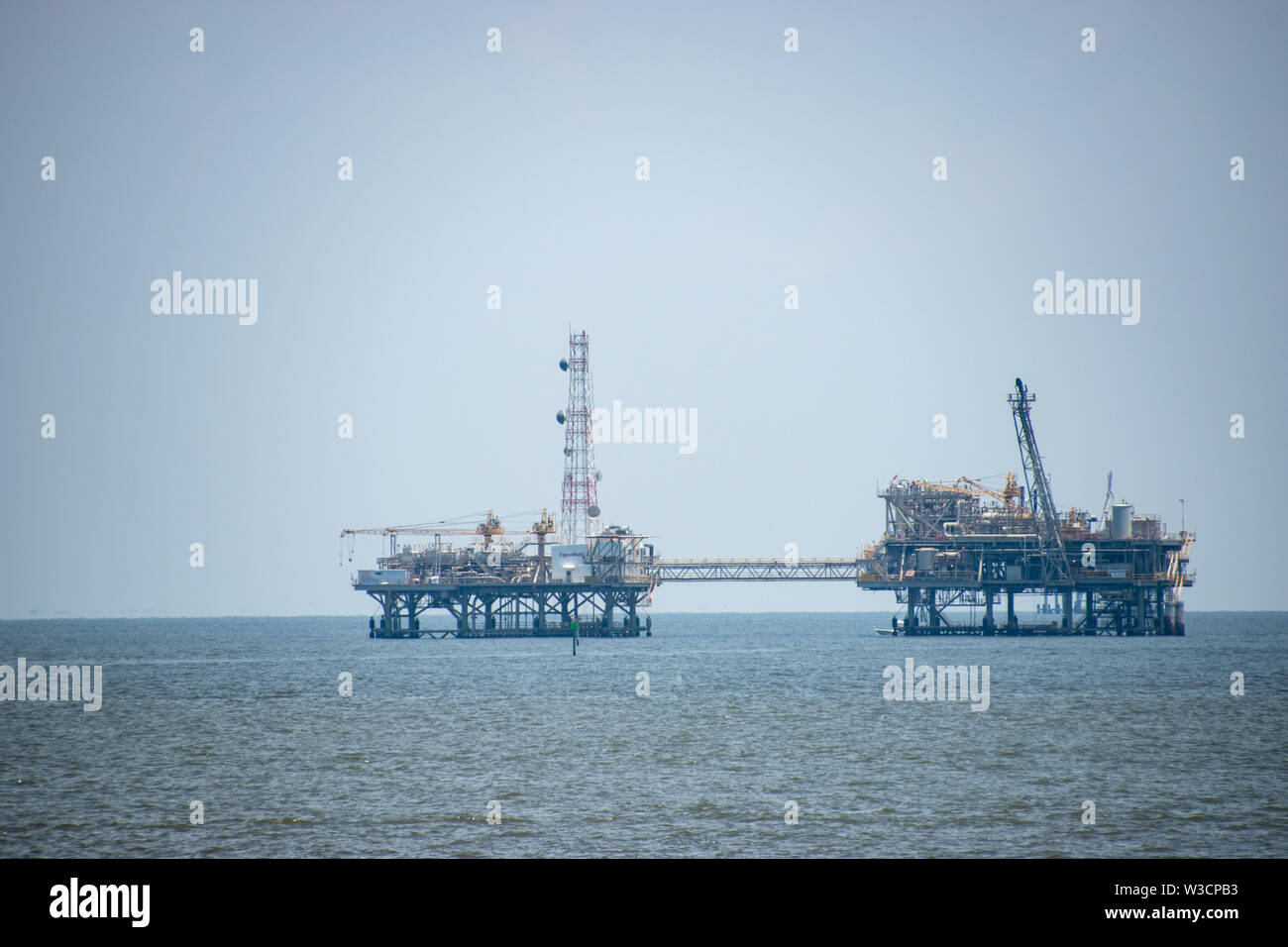 Deux plate-forme de forage en mer près de la baie de Mobile et dans le golfe du Mexique Banque D'Images