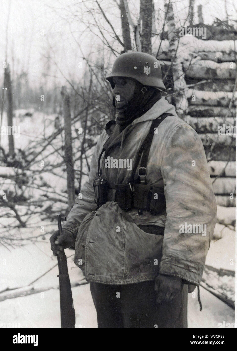 Soldat allemand en hiver lourd parka blanche sur le front russe 1943 Banque D'Images