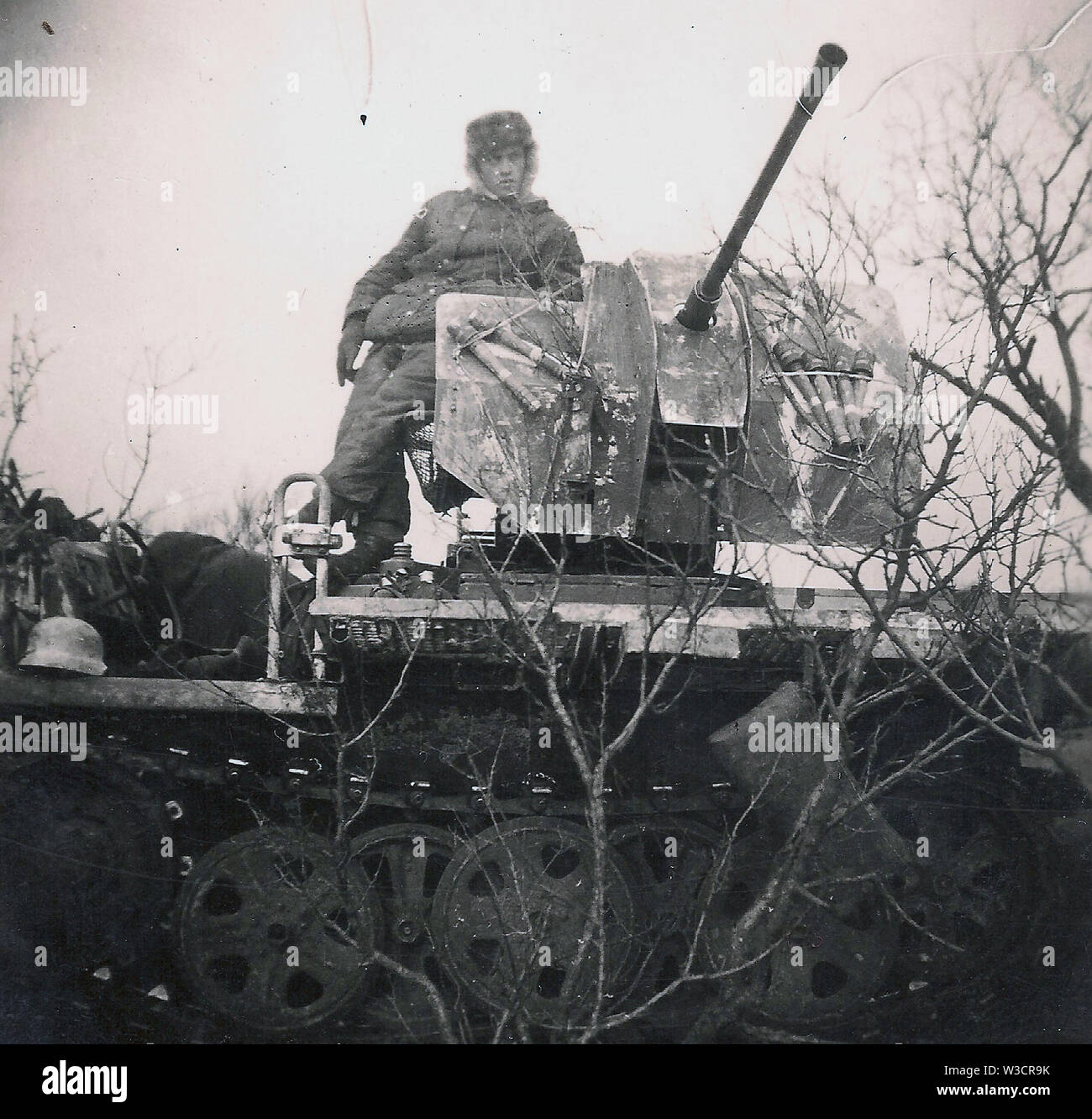 Soldat allemand vêtu de lourds vêtements d'hiver sur un véhicule mobile léger en flaque sur le front russe 1943 . Une photo N/B privée de la deuxième Guerre mondiale Banque D'Images