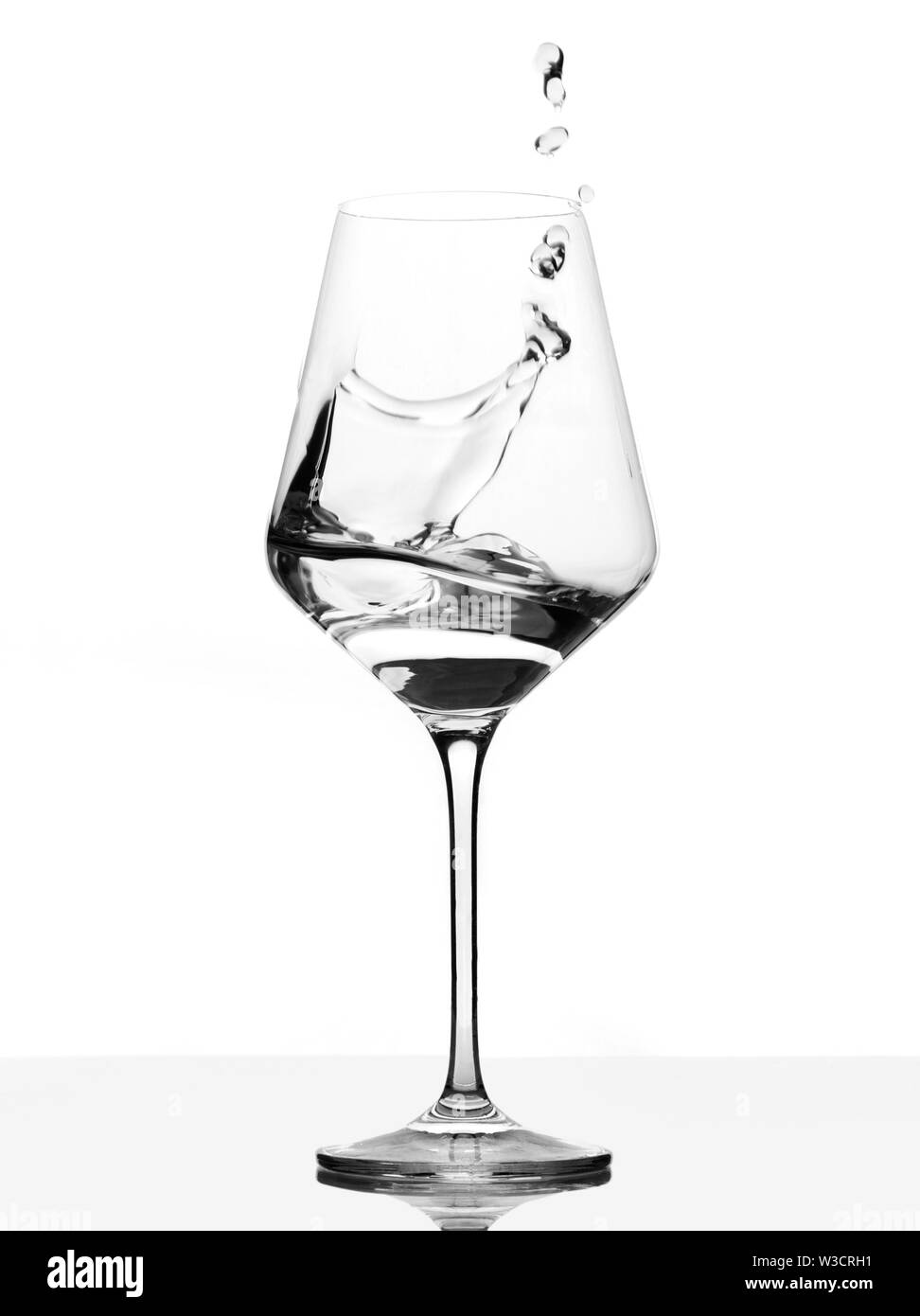 Verre clair avec éclat de l'eau. Motion contre white Banque D'Images