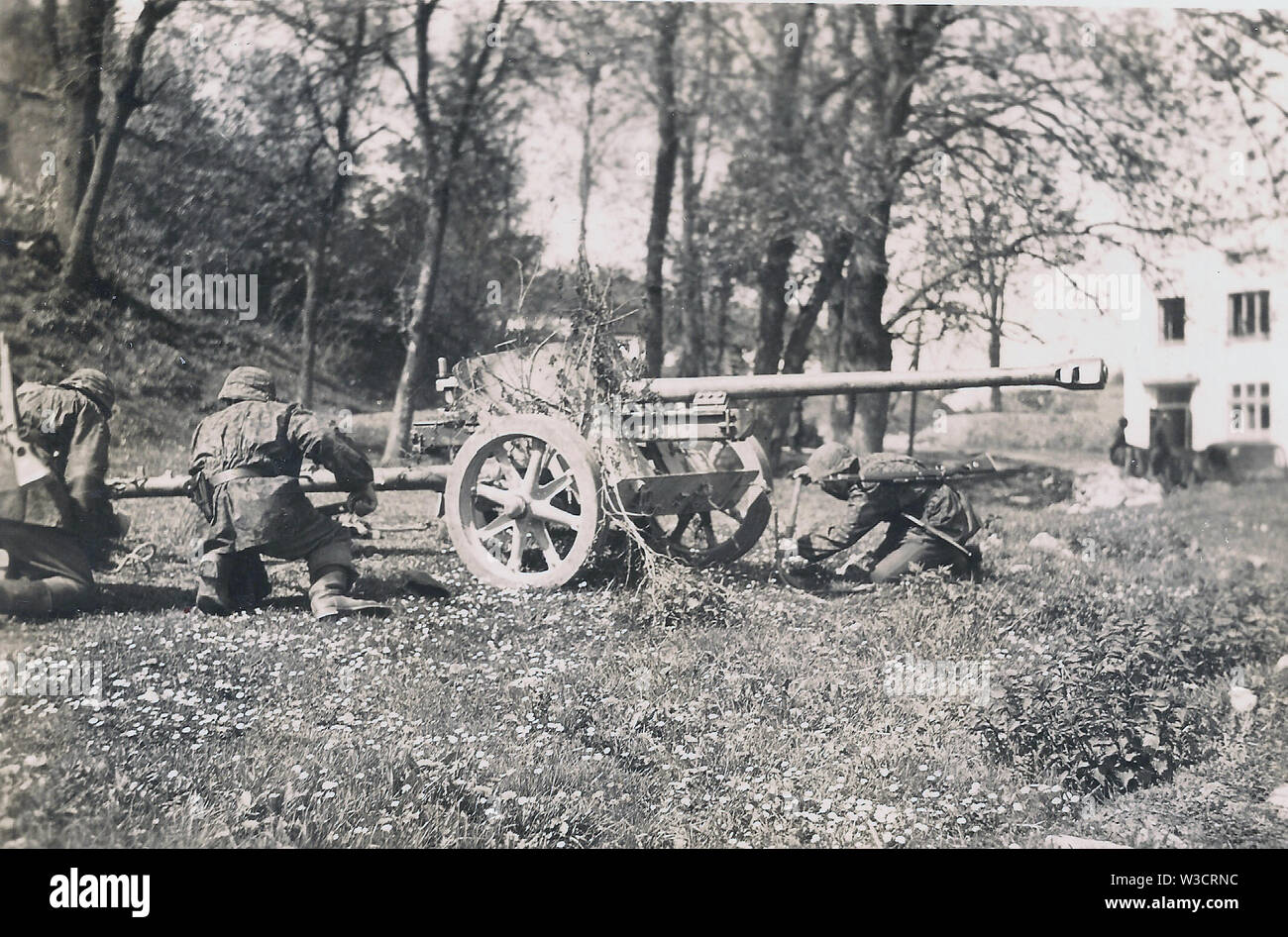 Waffen-SS en camouflage Smocks sur un train de troupes 5cm canon antichar Pak 1942 Banque D'Images
