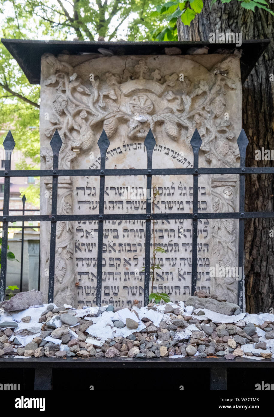 Tombe de Rabbi Moïse Isserles de renommée mondiale à l'/ Remu Remah cimetière sur la rue Szeroka dans le quartier juif historique de Kazimierz, Cracovie, Pologne Banque D'Images