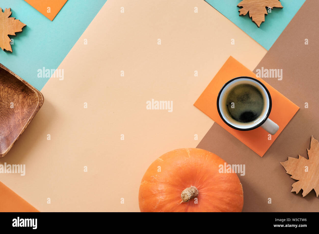 Automne fond avec tasse de café et de feuilles d'érable sur fond papier géométrique avec copy-space Banque D'Images