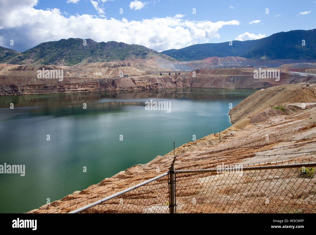 L'eau de surface au sol et le remplissage du Berkeley Pit, une ancienne mine de cuivre-molybdène ouvert mine en Butte, Montana Banque D'Images