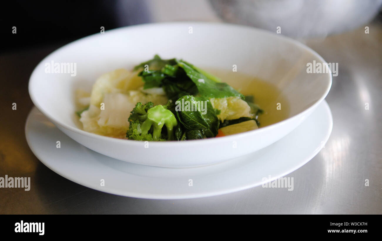 La soupe aux légumes cay dans un bol. soupe asiatique traditionnel cap cay Banque D'Images