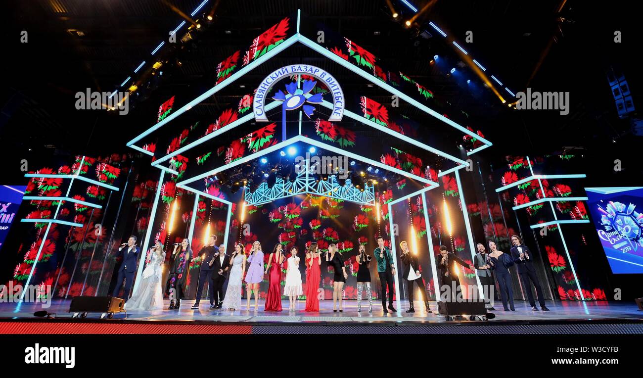 Minsk, Belarus. 14 juillet, 2019. Les participants ont chanté ensemble au cours de la chanson pop International Performers 'Concours' à Vitebsk Vitebsk-2019, nord-est de la Biélorussie, le 14 juillet 2019. La Chanson Pop International Performers 'Concours' Vitebsk-2019 est l'un des principaux événements de la 28e Bazar Slave arts festival à Vitebsk. Credit : Zhinkov Henadz/Xinhua/Alamy Live News Banque D'Images