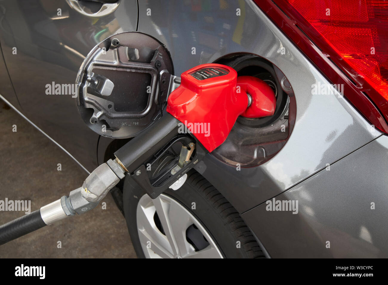 Le remplissage d'une voiture avec l'essence ordinaire, en Floride, États-Unis d'Amérique Banque D'Images