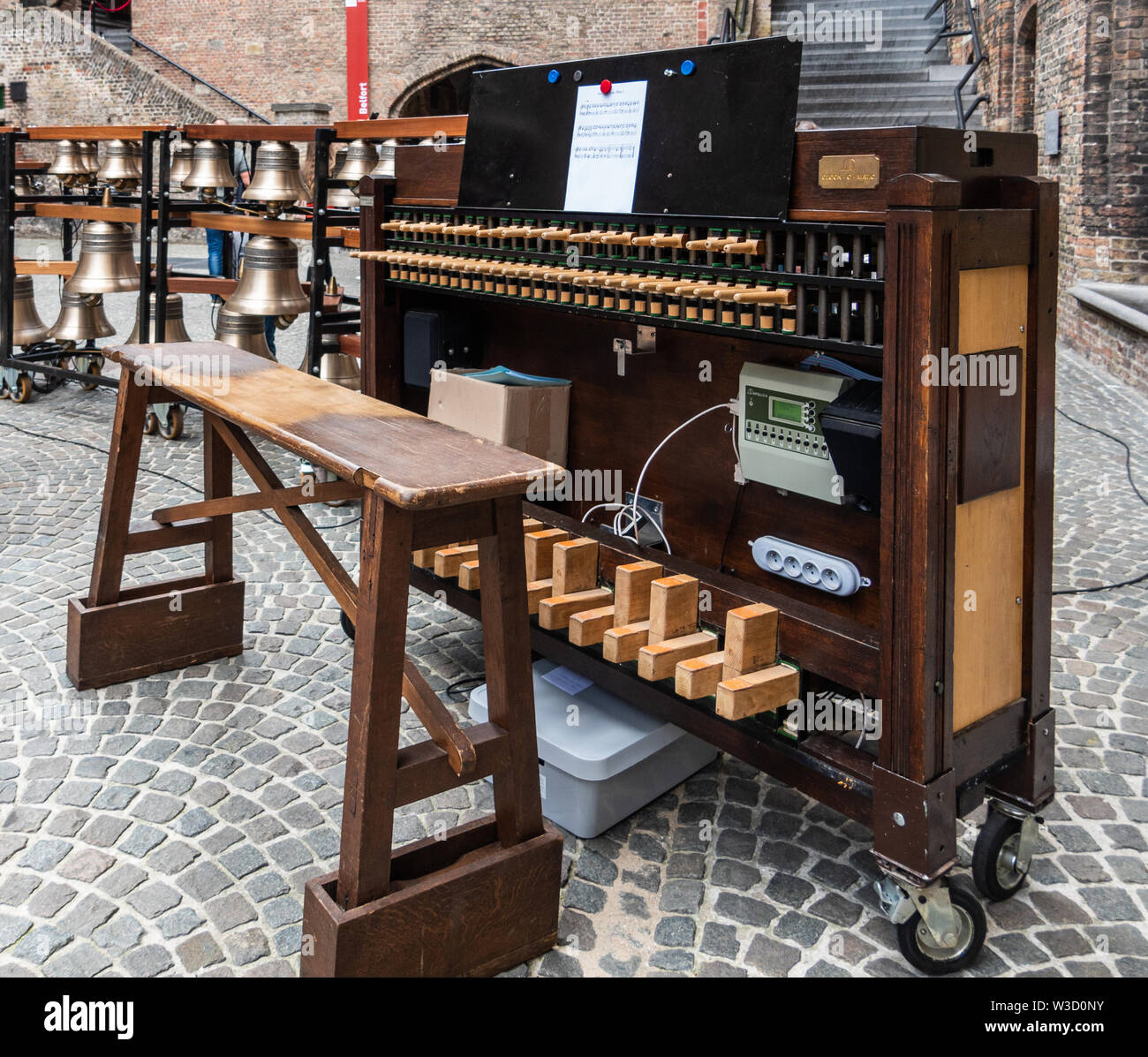 Bruges, Flandre occidentale, Belgique - 15 juin 2019 : Le cerveau et la partie centrale de la Carillon électronique avec clavier, pédales et des matraques sur la place insi Banque D'Images
