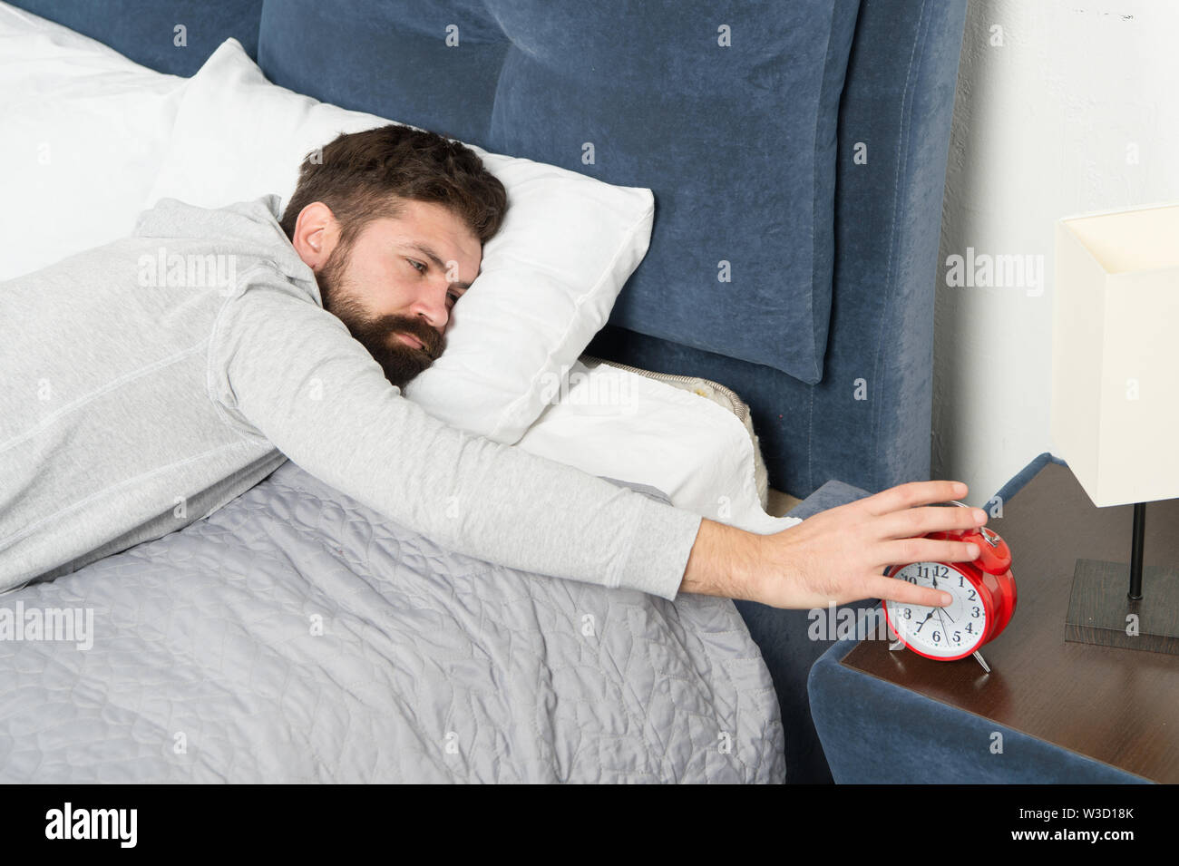 Pendant le sommeil profond l'hormone de croissance libérée et restaure le corps et les muscles des tensions de la journée. Concept en bonne santé. L'homéostasie du sommeil Service assure le suivi de votre besoin de sommeil. L'homme dormir à la maison. Banque D'Images