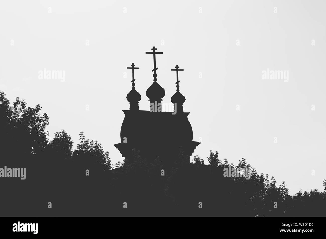 Une église orthodoxe russe entouré d'arbres. Banque D'Images