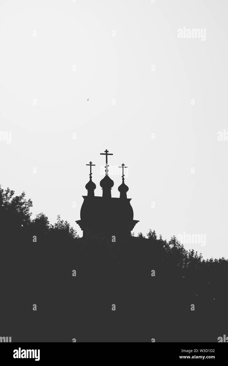 Une église orthodoxe russe entouré d'arbres. Banque D'Images