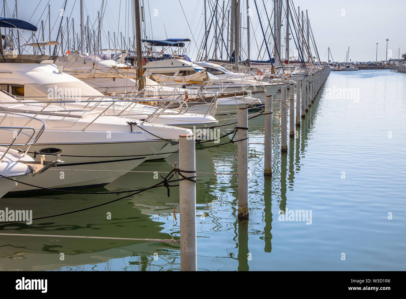 Port de plaisance avec bateaux disponibles dans la ville de La Grande