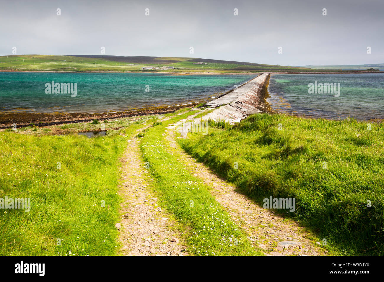Une chaussée reliant l'Île Hunda à Burray dans les Orcades, en Écosse, au Royaume-Uni. Banque D'Images