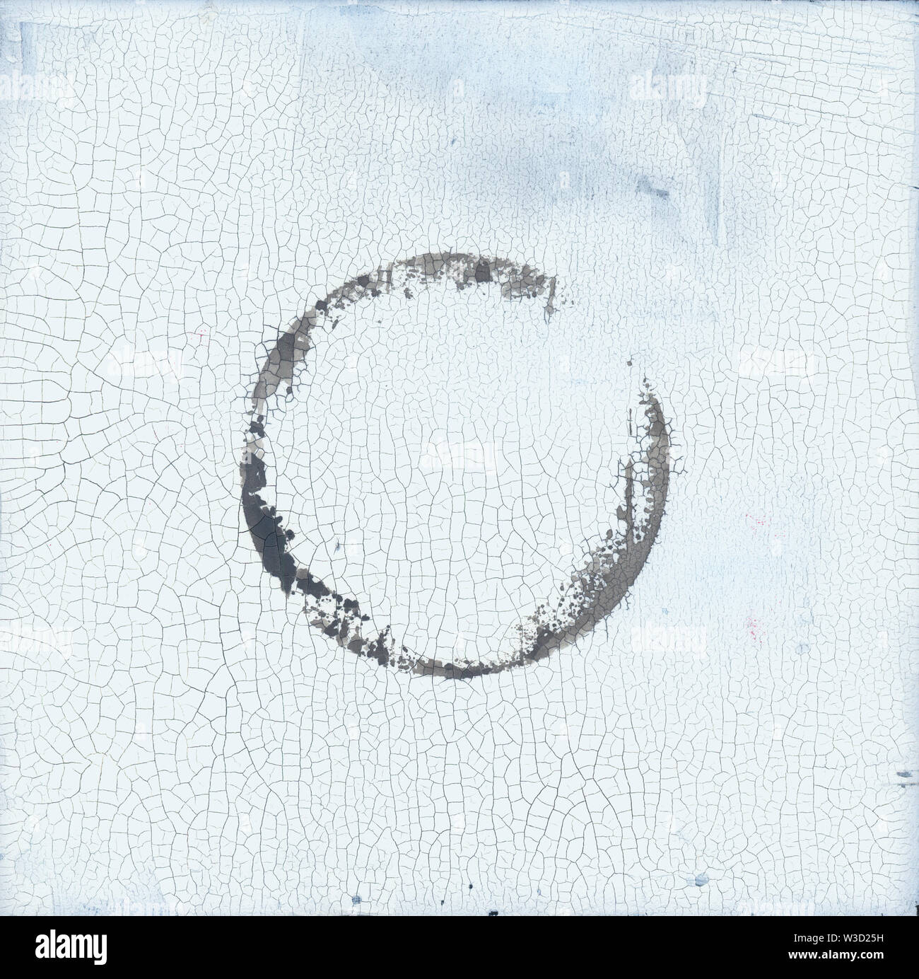 Peinture craquelée blanc minimaliste zen avec fond gris. L'ENSO et le vide plein cercle d'art symbolique. Banque D'Images