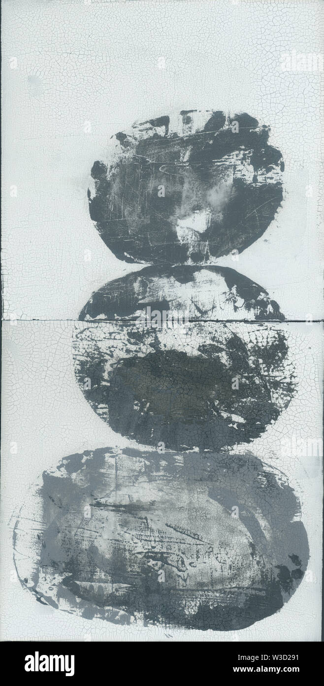 Peinture craquelée blanc minimaliste zen avec fond gris. Art symbolique des pierres équilibré. Banque D'Images